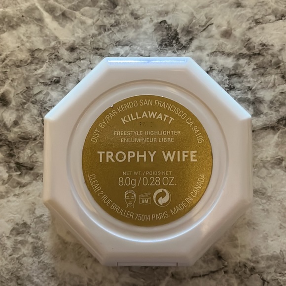 Fenty Beauty gold highlighter in Trophy Wife - Picture 6 of 6